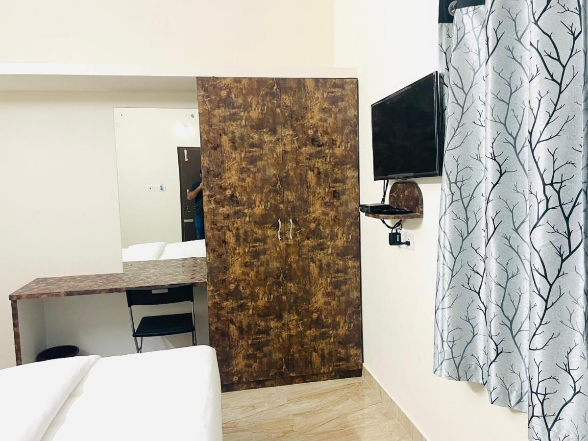 Lsr Service Apartments Tirupati Eksteriør billede