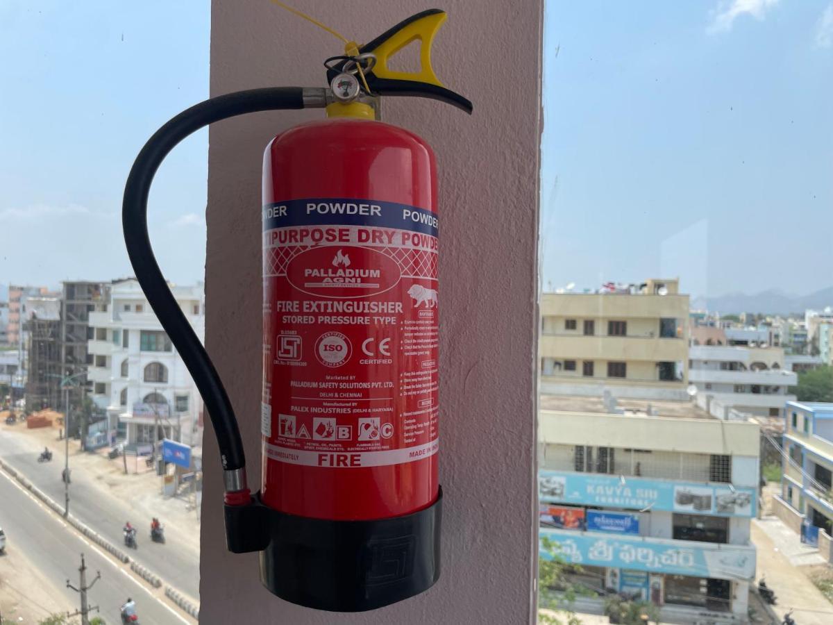 Lsr Service Apartments Tirupati Eksteriør billede