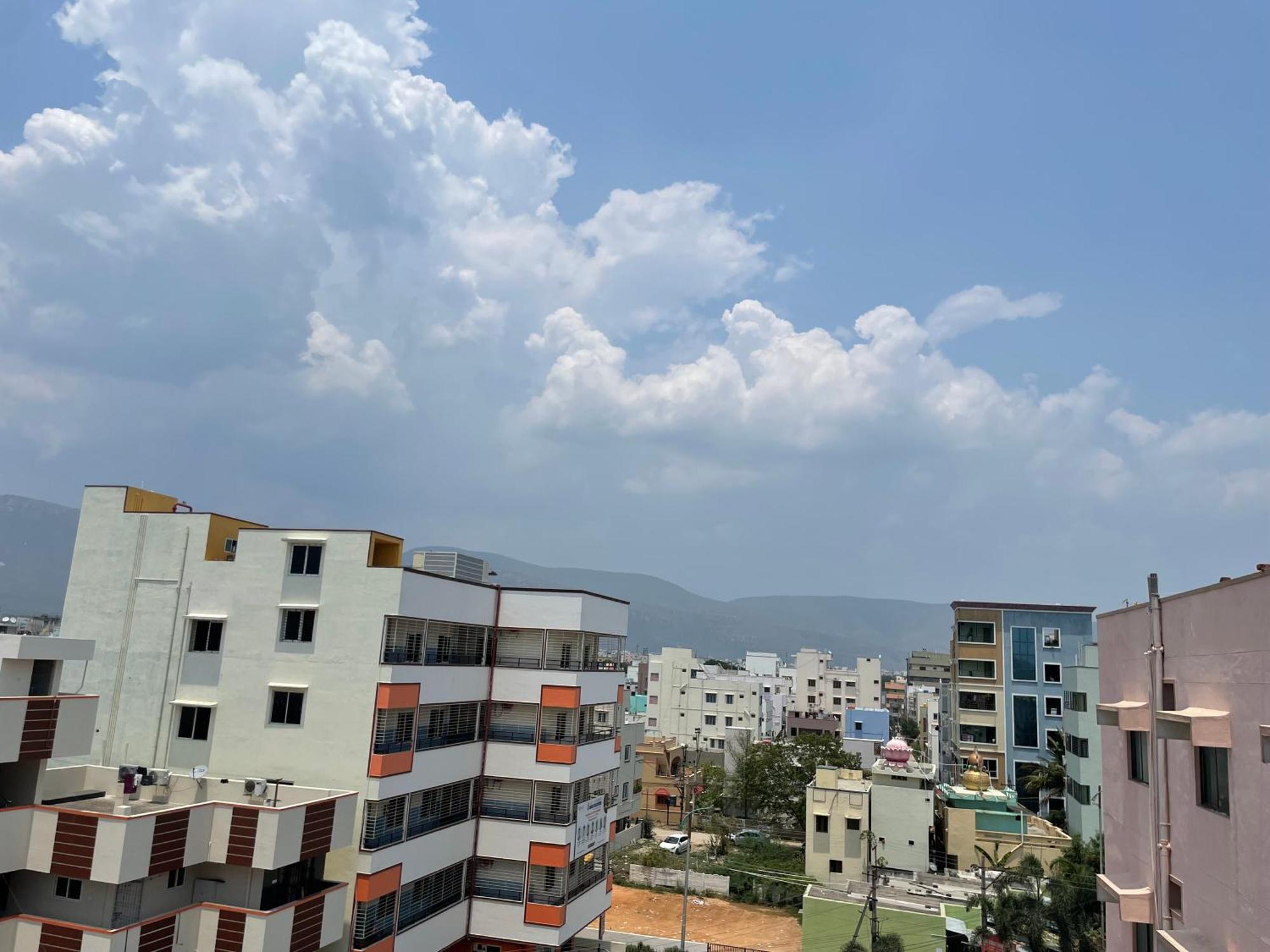 Lsr Service Apartments Tirupati Eksteriør billede